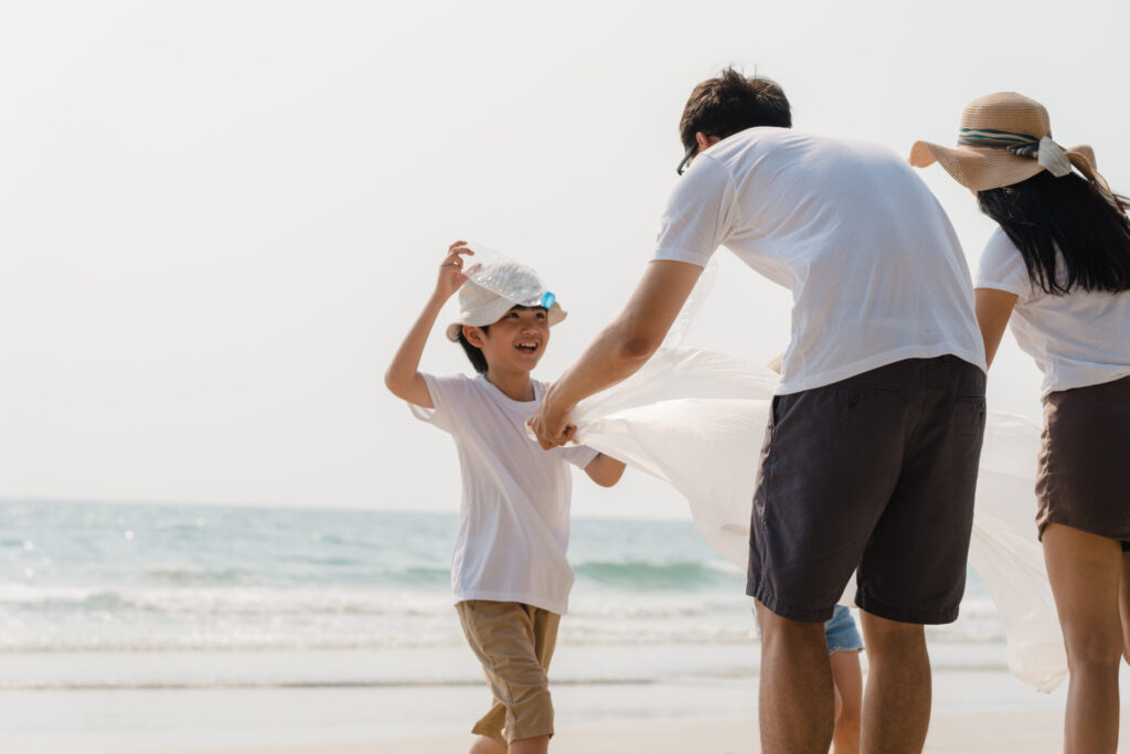 Asian,Young,Happy,Family,Activists,Collecting,Plastic,Waste,On,Beach.