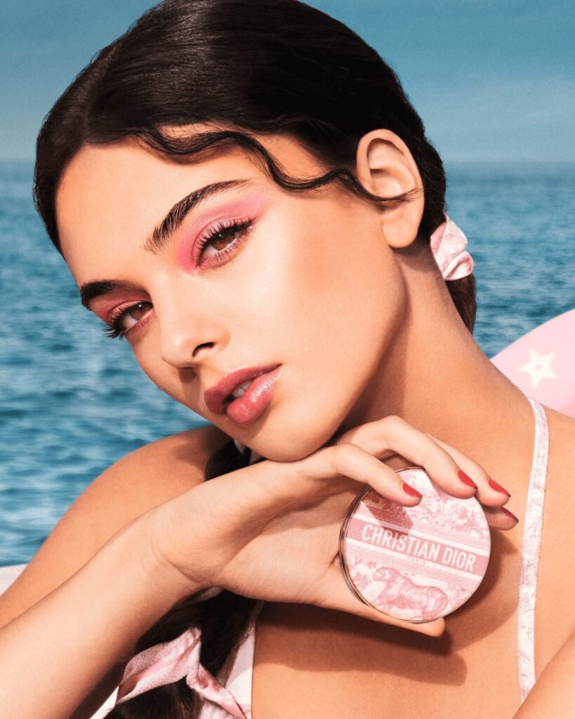 รูปโฆษณาเครื่องสำอาง
