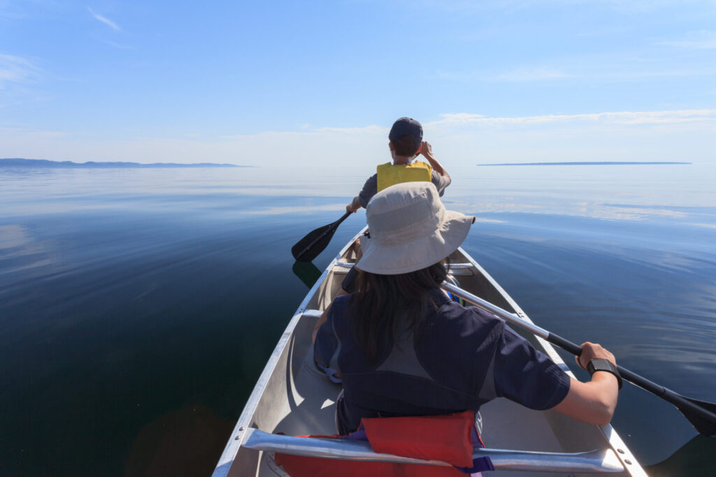 Asian,Family,Paddles,In,The,Lake,Superior,Provincial,Park,In