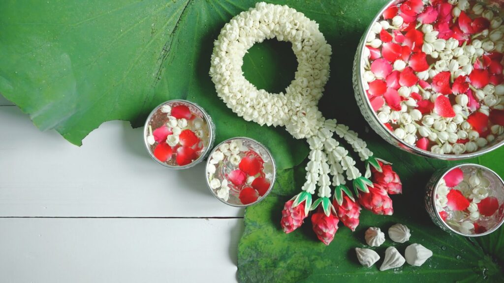 Songkran,Scented,Water,Bowls,Decorating,With,Jasmine,And,Rose,Petals